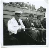 Från SM i simning, som 1946 hölls vid Långviksbadet i Kalmar.
Räddningschef Florin och simsällskapets ordförande Lars Schött skriver protokoll.