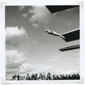 En kvinnlig deltagare hoppar i vattnet under SM i simning, som 1946 hölls vid Stenviksbadet i Kalmar.