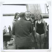 Från SM i simning vid Långviksbadet i Kalmar 1946.
Livräddningsdamerna på segrarpallen.
Från vänster: 2:an Elisabeth Ahlgren, Linköping, 1:an Marianne Nilsson, Malmö, och 3:an Annie May Asp, Trelleborg.