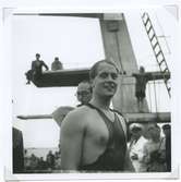 En glad deltagare i SM i simning, som 1946 hölls vid Långviksbadet i Kalmar.