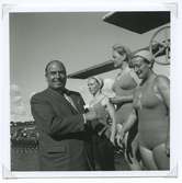 Från SM i simning, som 1946 hölls vid Långviksbadet i Kalmar. Nils Backlund premierar vinnarna i damernas svikthopp. Från höger trean Britt Walther, IFK Sthlm, ettan Mildred Netzel, SKK, och tvåan Eva Petersen, SHK.