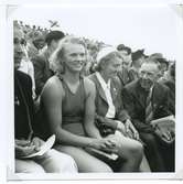 Från SM i simning, som 1946 hölls vid Långviksbadet i Kalmar. Ingegärd Fredin från Ängby SS, svensk mästarinna på 100 meter fritt, med mamma och pappa.