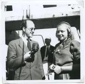 Lennart Hyland intervjuar en deltagare under SM i simning, som 1946 hölls vid Långviksbadet i Kalmar.