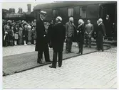 Kung Gustaf den V och prins Eugen på Kalmar centralstation.