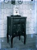 Gustaviansk möbel med stenskiva.