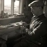 Harry Karlsson i Grönvik gör ett votivskepp till Föra kyrka.