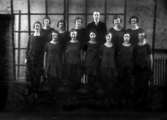 Gymnastik 12 kvinnor och en man 1924.
	Metallutfällning, fingeravtryck bleck och flumnig.