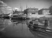 Hamnen i Vänersborg. fartygen Lars Olof och Ragnhild. Strandhotellet i bakgrunden.