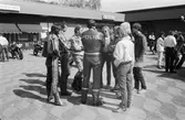 Kållereds Motorklubb visar upp motorcyklar i Kållereds centrum, år 1984. MC-polis Lennart Johansson samtalar med en samling killar.

För mer information om bilden se under tilläggsinformation.