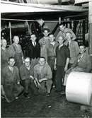 Personal på Kromofabriken. Anders Eliasson och elva okända kollegor.