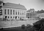 Uppsala stadsbibliotek och Centralbadets simhall under byggnation, Östra Ågatan, Uppsala augusti 1941