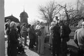 Kållereds hembygdsgille anordnar sockenvandring i området vid Kållereds kyrka, år 1984.

För mer information om bilden se under tilläggsinformation.