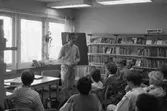 Ungdomsförfattaren Lasse Ekholm besöker Kållereds bibliotek, år 1984.

För mer information om bilden se under tilläggsinformation.