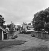Alviksvägen vid oset i Huskvarna, med husen kring Sanna Tegelbruk, som byggdes år 1870 och brann ner 1952. Huset i förgrunden till vänster var tegelmästarens bostad och i bakgrunden ligger Villa Holmstrand, det större bostadshuset. Till höger var en bilverkstad och på andra våningen ett snickeri. Allt försvann 1965 när den nya motorvägen byggdes.
