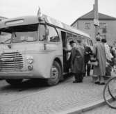 En grupp människor stiger på bussen vid Esplanaden i Huskvarna.