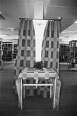 Kållereds hembygdsgille har gardinutställning på Kållereds bibliotek, år 1984. 