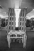 Kållereds hembygdsgille har gardinutställning på Kållereds bibliotek, år 1984. 