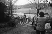 Almåsgården och Lindome hembygdsgille anordnar sommarkafé på Börjesgården i Hällesåker, år 1984. Philip Oscander och hans granna fjording anländer med budkavlen efter en tvåmilaritt från Vallda.

För mer information om bilden se under tilläggsinformation.