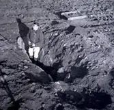 Antikvarie Ulf Erik Hagberg vid Störlinge 4/11 1964 i en hällkista.

Hällkistor är kända från Västeuropa, Medelhavsländerna och Orienten, till Sverige kommer gravtypen troligen via England. Gravar liknande de nordiska förekommer i nordvästra Tyskland. En yngre form helt under jordytan kan följas ned till Ukraina. I Danmark har hällkistorna sitt huvudområde på östra Jylland. Från Norge känner man till ett 10-tal, alla på Östlandet.

Hällkistor förekommer i Sverige främst i Götalandskapen med en koncentration till södra Småland, Värmland och Närke. Gravtypen är även vanlig i Dalsland och Uppland, och så långt norrut som i Ångermanland känner man till hällkistor, om än yngre än de mer sydligt belägna.

Antalet torde uppgå till inemot 2 000. Det råder en stor svårighet att klassificera många fornlämningar i fält, vilka berör denna typ. Många kallas stenkammargravar, där de ofta antas vara hällkistor ifall de inte kan påvisas vara dösar eller gånggrifter. Enligt Riksantikvarieämbetets fornminnesregister finns det 649 sådana hällkistor i Västergötland, 129 i Dalsland, 97 i Bohuslän, 70 i Halland och runt 100 i Värmland. Därtill finns ett mycket stort antal i Småland, samt ett visst antal i Skåne och övriga landskap i södra Sverige.

(Uppgifterna hämtade från Wikipedia)