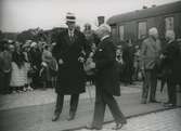 Kung Gustav V och prins Eugen tas emot vid järnvägsstationen i Kalmar.