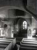 Triumfbågen, predikstolen och koret i Hossmo kyrka.