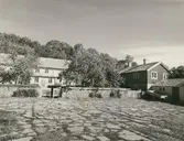 Eriksöre 3:1 på Öland. En gård med grind och stenläggning.