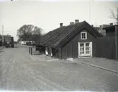 Ängö. Stuga nergrävd i gatan, byggd av Sven-Petter omkring 1850.