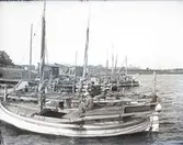 En man sitter på en båt vid Stensö fiskeläge.