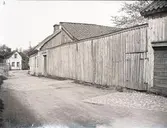 Västerport vid Krusenstjernska gården, markerad med stensättning.