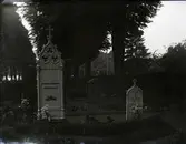 Inskription på den större gravvården: 