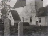 Hossmo kyrka, under gravstenen till vänster vilar landshövding Nerman död 1852. Porten i koret sattes igen 1952.