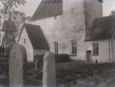 Hossmo kyrka, under gravstenen till vänster vilar landshövding Nerman död 1852. Porten i koret sattes igen 1952.