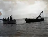 Fyra män som bärgar vrakdelar från Elefanten, det krigsfartyg som sjönk vid Björkenäs 1564.