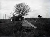 Perstorpet, Oxhagsgatan, med jordkällaren i förgrunden.
