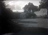 Slottsbrobanken och lekplanen, där vallgraven skall gå fram. Avröjningen pågår.

Foto 2/10 1932 kl. 12.00