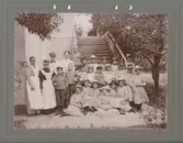 Möjligen en gruppbild från barnhemmet.