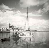 Jakten Amalia av Djursvik på väg till Degerhamn med trä  i  juli 1949.
Byggd av Fredrik Jonsson i Djursvik 1908. Lastade 30 ton.
Nya hamnbassängen i Kalmar hamn.