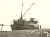 Djurö I av Djurö
Under lossning av gödningsämnen i Kolboda hamn 1953.