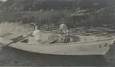 Flateka 1925.
I båten Karin Svärdell-Aschan (t.v.) och hennes kusin Inga Svensson-Wigren.
Ekebo, Karlskrona.