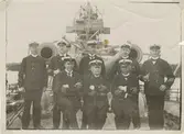 Pansarskeppet Sverige
År ?
Uppbördsmännen på Sverige framför 28-centimeterskanonen. I mitten stående: Frans O. Johansson, Karlskrona.