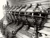 Tritoner och nereider behagfullt utsträckta på regalskeppet Wasas låringsgallerier. Premiär för återplacering av originalskulpturerna på skeppet.
