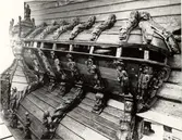 Tritoner och nereider behagfullt utsträckta på regalskeppet Wasas låringsgallerier. Premiär för återplacering av originalskulpturerna på skeppet.