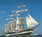 Cutty Sark Tall ship`s races  Göteborg 1997
Den fyrmastade barken Kruzenstern under fulla segel. Fartyget byggdes 1926 i Bremerhaven och seglade under namnet Padua fram till kriget på vetetraden Europa-Australien. hon ägdes då av Gustav Erikssons på Åland rederi och tillerkändes 1946 Sovjet som del av krigsskadeståndet. Sovjet gav fartyget namnet Kruzenstern efter världsomseglaren Adam Johan K. och använde henne som utbildningsfartyg för den sovjetiska fiskeflottan. Nu är hon rysk och seglar som skolskepp med Kaliningrad som hemmahamn. Kruzenstern är, näst efter Sedov, världens största fyrmastade bark. Två av hennes systerfartyg, Pommern och Passat, ligger som museifartyg i Mariehamn och Travemünde.