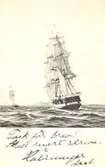 Vykort med ostindiska kompaniets fartyg (tvåskuren fana) på väg ut från Göteborg.
