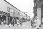 Storgatan mellan 1964 och 1970. Domus är byggt, men biltrafik är fortfarande tillåtet på gatan.