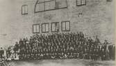Gruppbild över hela personalen, omkring 160 man, utanför Nya hyttan, troligen 1915.