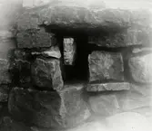 Norra längan. Sydmurens nordsida med murad kanal. Foto mot syd.