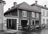 Knuttimrad byggnad i kvarteret Kopparslagaren inför rivning i början av 1970-talet.