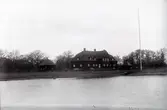 Den gamla huvudbyggnaden på Värnanäs fotograferad från sjön.
