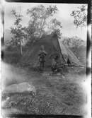 John Bauers Lapplandsresa sommaren 1904. Två pojkar framför en kåta i ett sameläger.